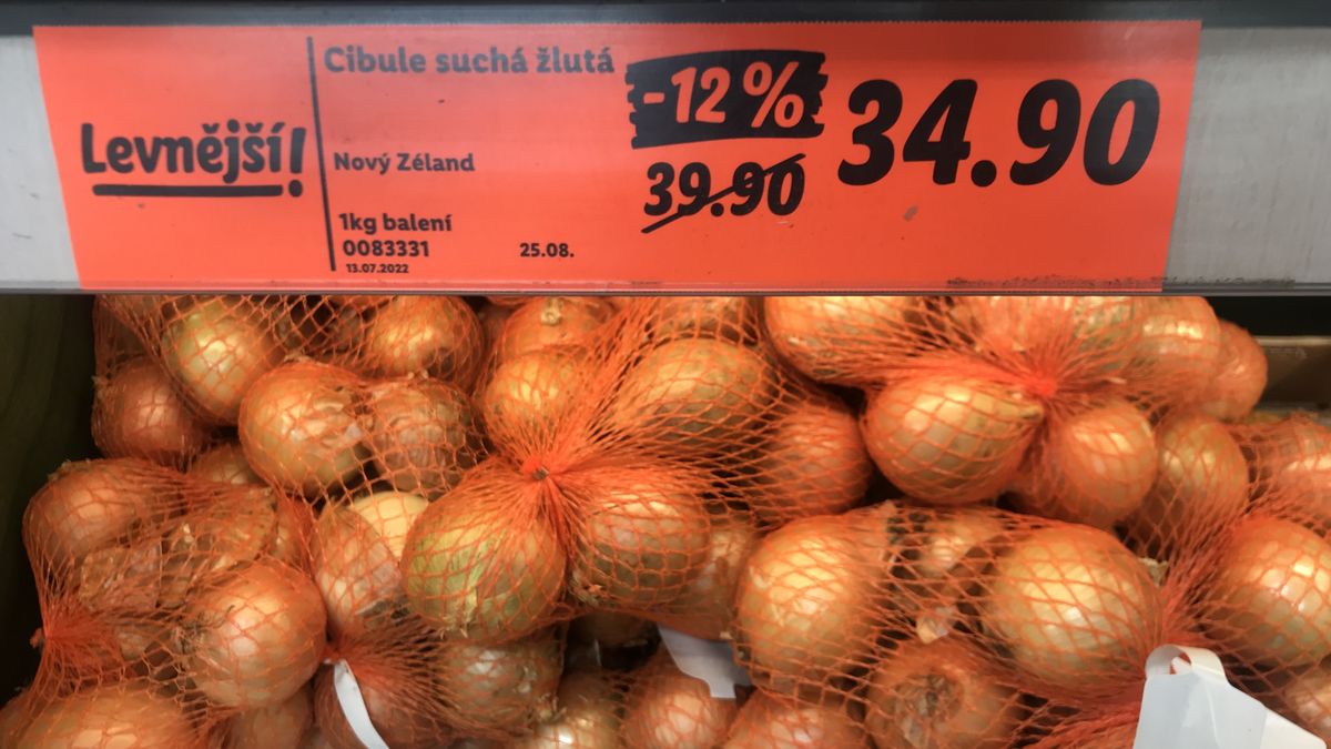 Pole jsou plná brambor a cibule, ale obchody je dovážejí tisíce kilometrů